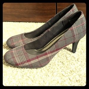 Predictions Comfort plus plaid heels 6.5